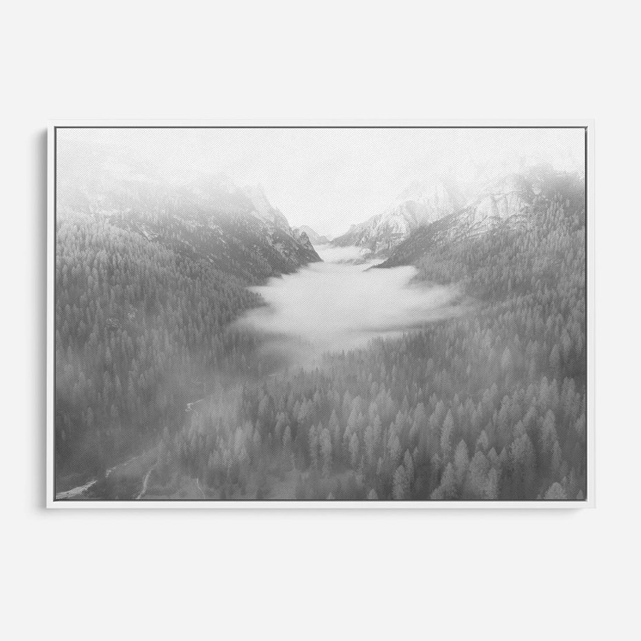 Obraz w ramie 70x50 - Szare Góry - zamglony krajobraz, las - rama biała