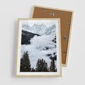 Plakat w ramie 50x70 - Zimowa Magia Gór: Śnieżne Szczyty - grajobraz górski, zima - rama drewno