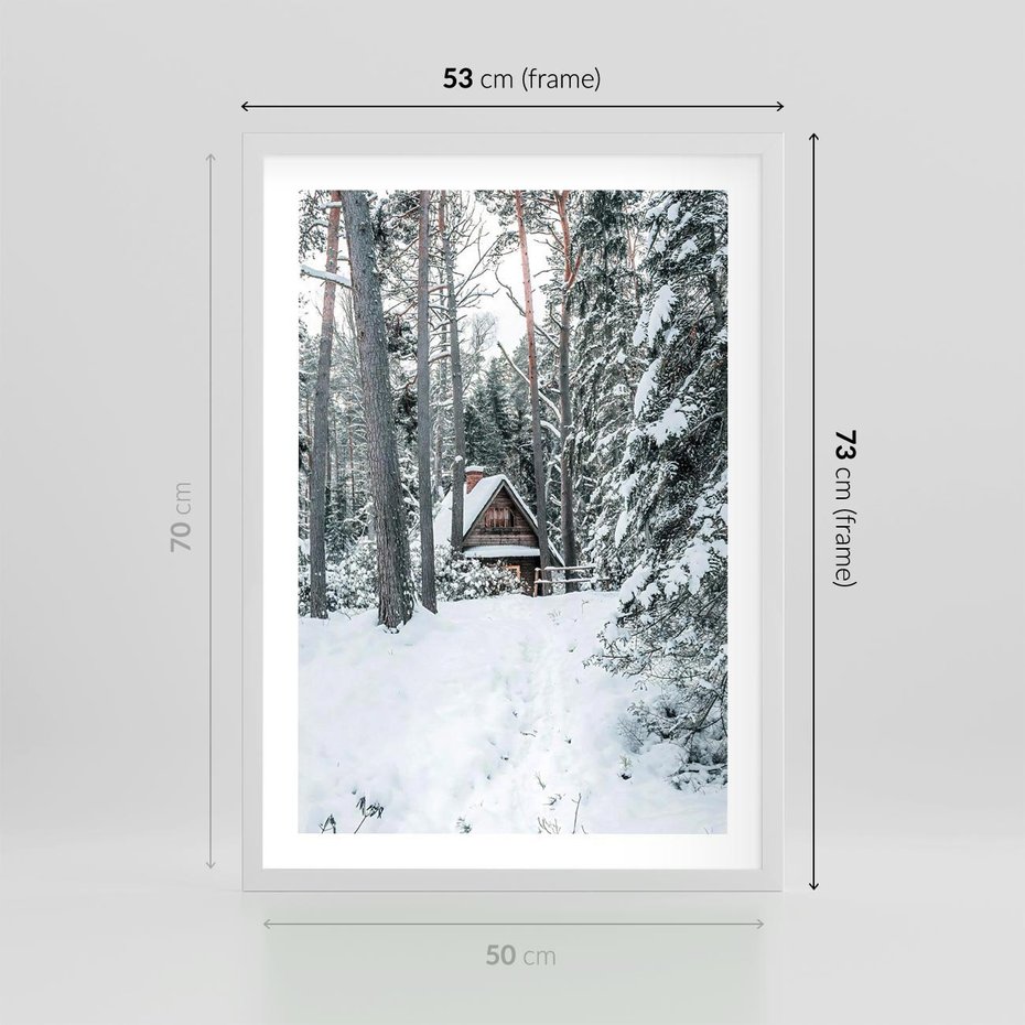 Plakat w ramie 50x70 - Spokój Zimowej Przygody w Lesie - domek w górach w lesie, zima - rama biała