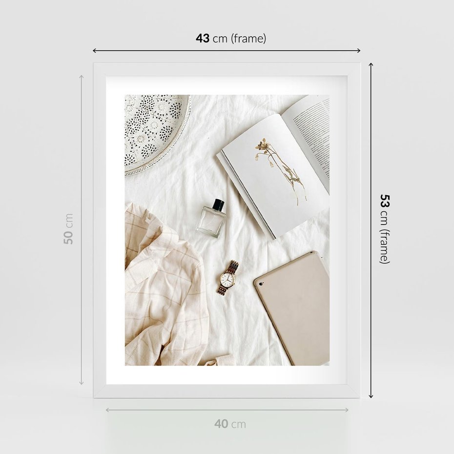 Plakat w ramie 40x50 - Perfumy, Książka i Moda - kobieca kompozycja, perfumy - rama biała