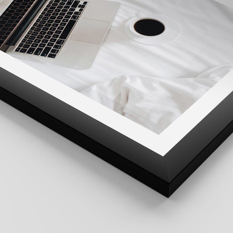 Plakat w ramie 40x50 - Relaks w Łóżku: Kawa i Laptop w Pościeli - komputer, na łóżku - rama czarna