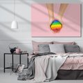 Obraz na płótnie 100x70 - Miłość na Dłoniach - zdjęcie, dłonie trzymają ulepione tęczowe serce