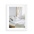 Plakat w ramie 40x50 - Relaks w Sypialni: Jasne Kolory - zdjęcie sypialni, łóżko - rama biała