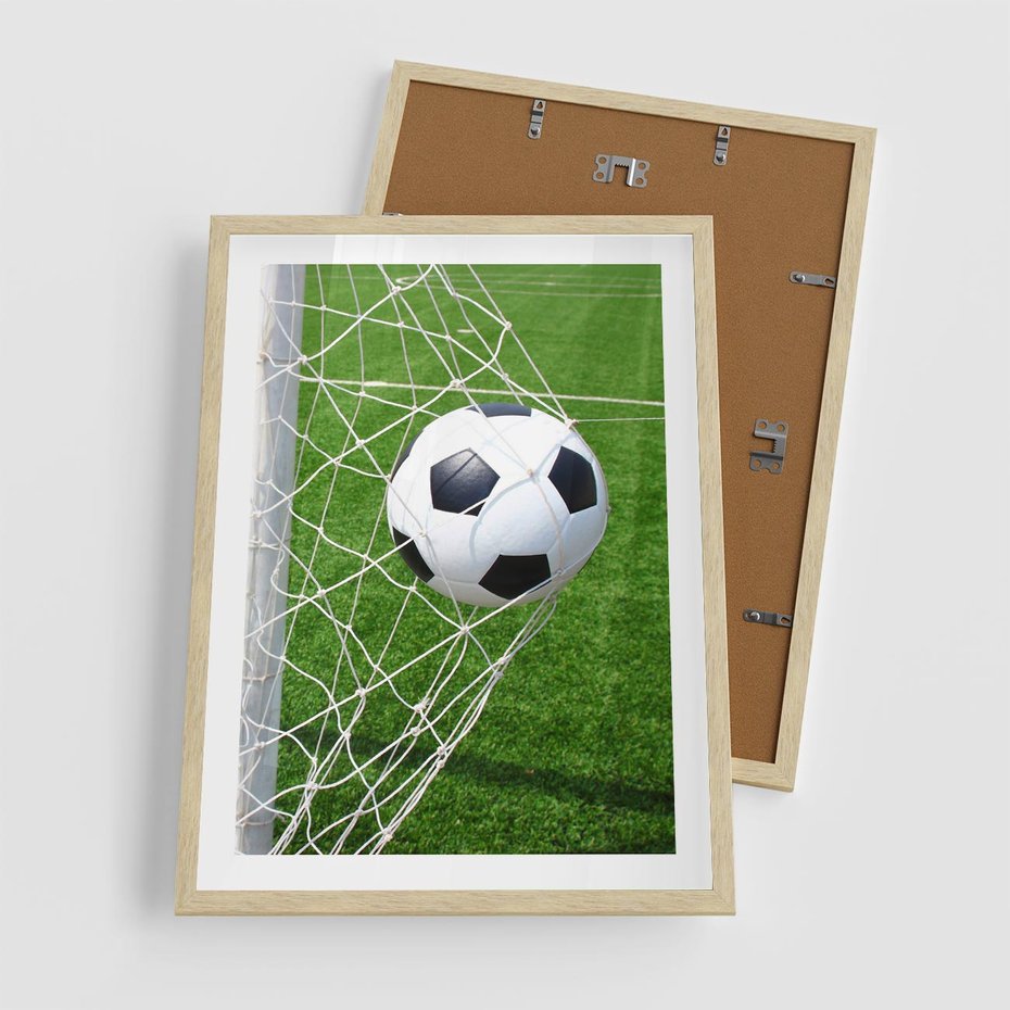 Plakat w ramie 50x70 - Namiętność Piłki i Gola - piłka nożna, gol - rama drewno