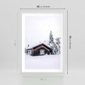 Plakat w ramie 50x70 - Zimowy Azyl: Domek w Górach - domek w górach, śnieg - rama biała