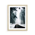 Plakat w ramie 30x40 - Droga przez Zimowy Las - drzewa, śnieg - rama drewno
