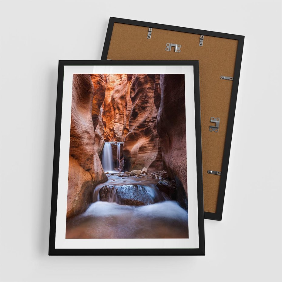 Plakat w ramie 50x70 - Tajemniczy świat jaskini i wodospadu - jaskinia, wodospad - rama czarna