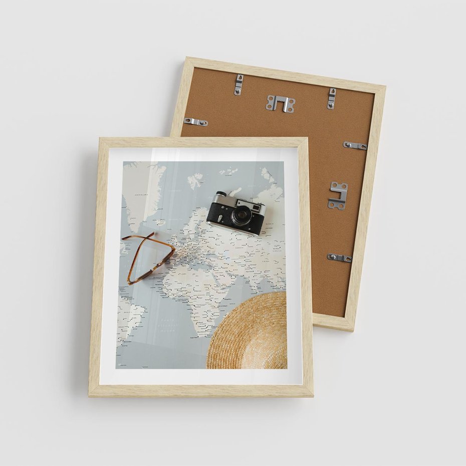 Plakat w ramie 40x50 - Świat w Kadrze - mapa, aparat - rama drewno