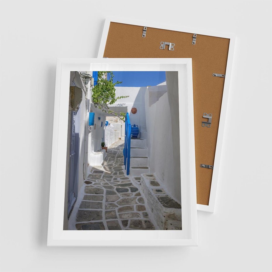 Plakat w ramie 50x70 - Uroki Santorini: Perspektywiczna Uliczka - uliczka, perspektywa - rama biała
