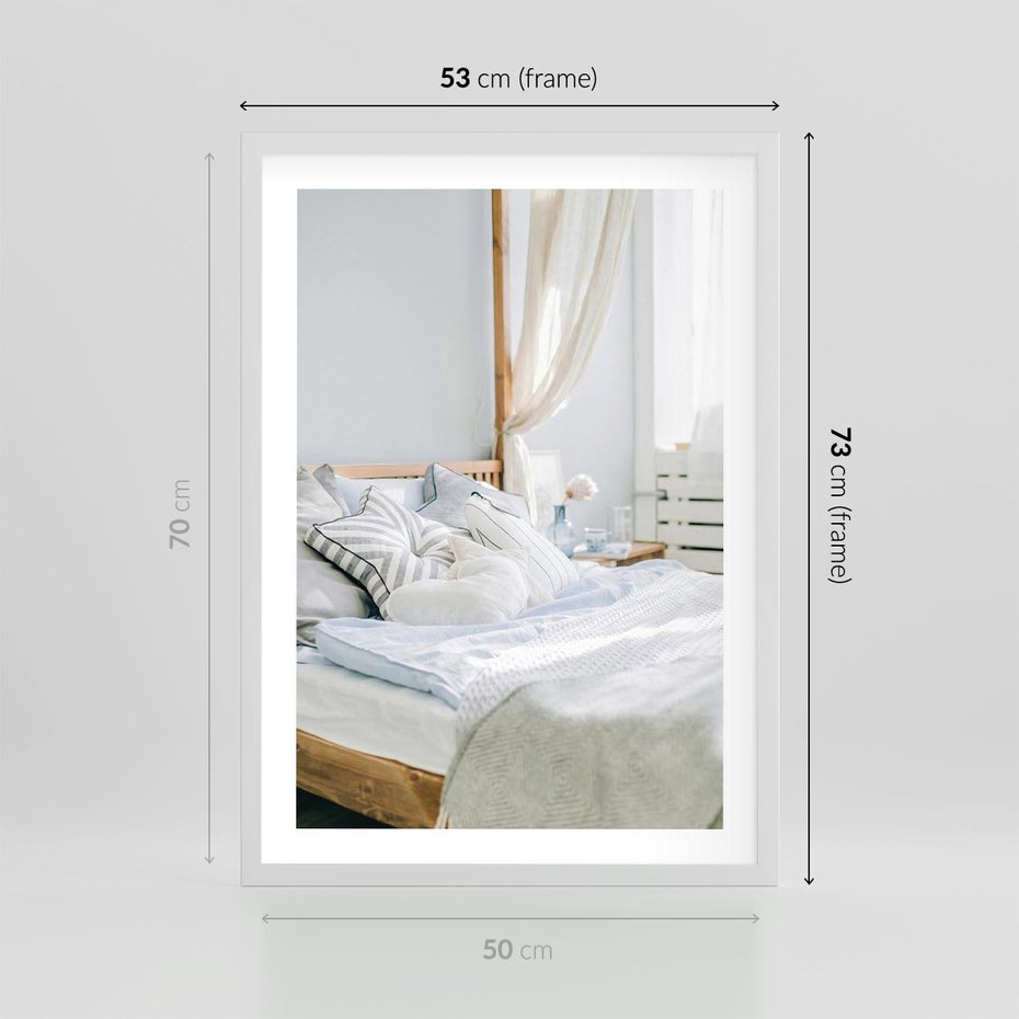 Plakat w ramie 50x70 - Relaks w Sypialni: Jasne Kolory - zdjęcie sypialni, łóżko - rama biała