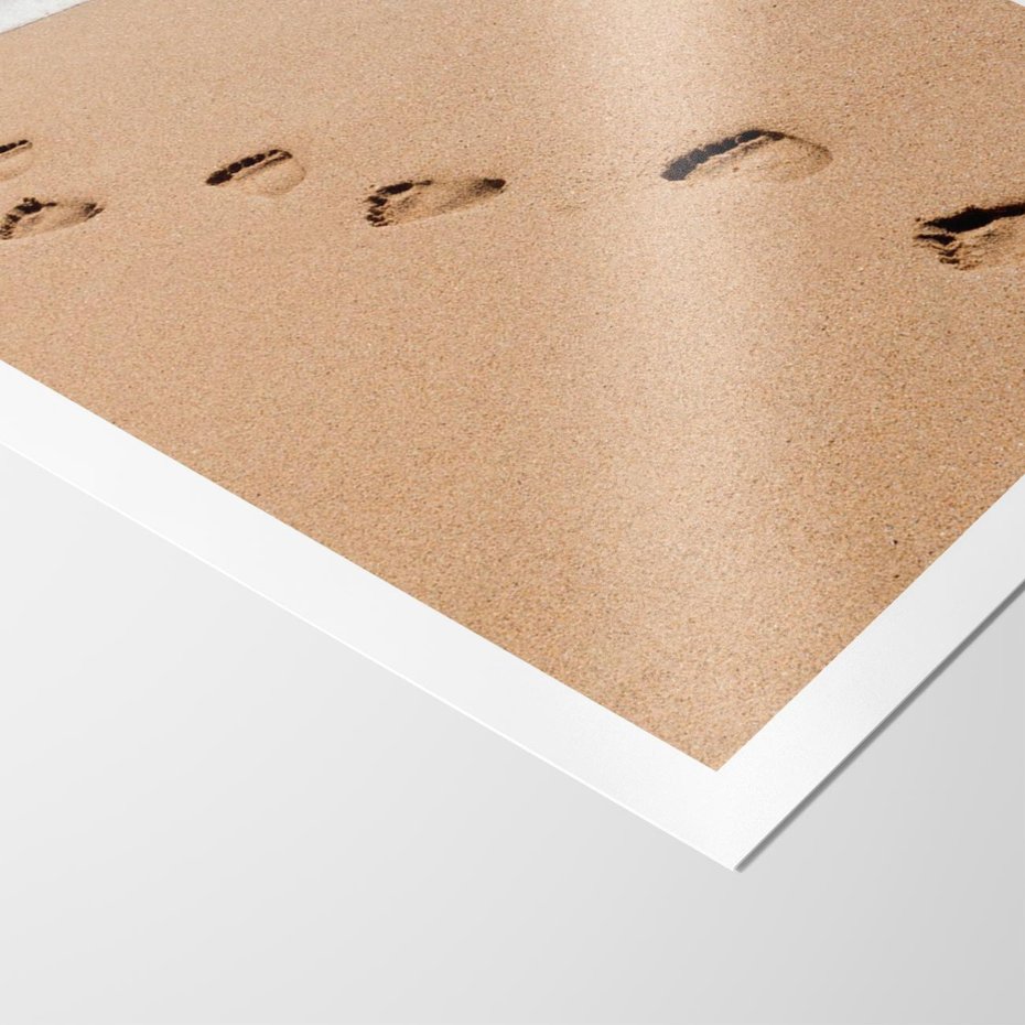 Plakat bez ramy 30x40 - Ślady Stóp na Plaży: Spacer nad Morzem - plaża, ślady stóp na piasku