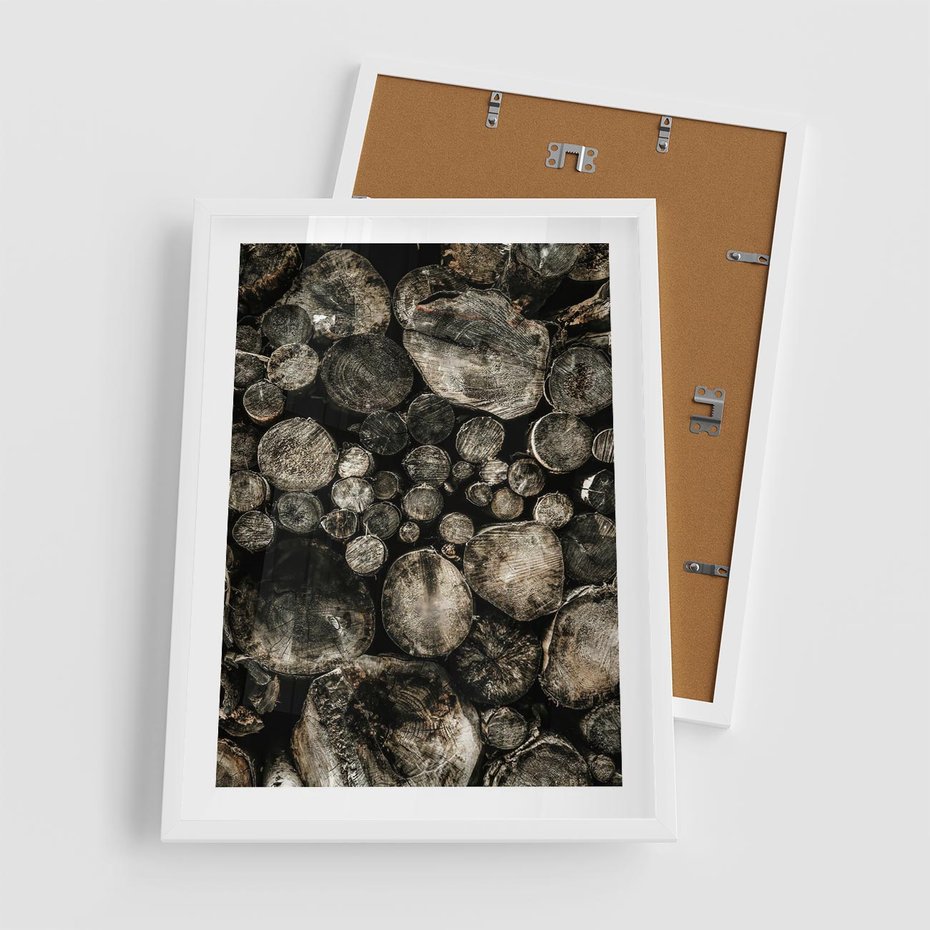 Plakat w ramie 50x70 - Stos Drewna - kłody drewna, pociete drweno - rama biała