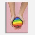 Obraz w ramie 80x120 - Miłość na Dłoniach - zdjęcie, dłonie trzymają ulepione tęczowe serce - rama biała