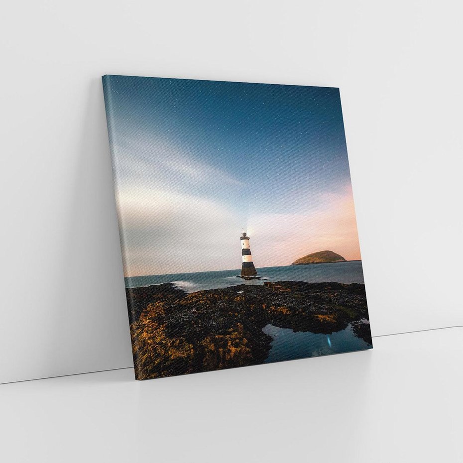 Obraz na płótnie 50x50 - Zachód słońca nad morzem: Magia plażowej scenerii - latarnia morska, morze