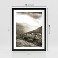 Plakat w ramie 40x50 - Domki w Górach - czarno biała fotografia, górski pejzaż - rama czarna
