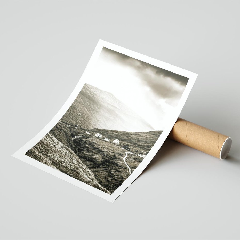 Plakat bez ramy 50x70 - Domki w Górach - czarno biała fotografia, górski pejzaż