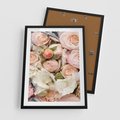 Plakat w ramie 50x70 - Kwiatowy Rarytas: Róże w Herbacianym Zbliżeniu - kwiaty, herbaciane - rama czarna