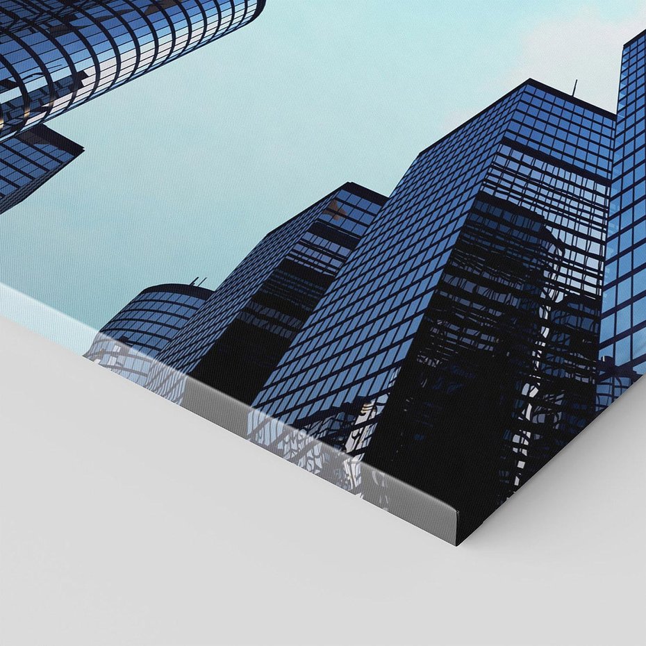 Obraz na płótnie 90x30 - Miasto o niezwykłym widoku - latające samoloty - miasto, samolot