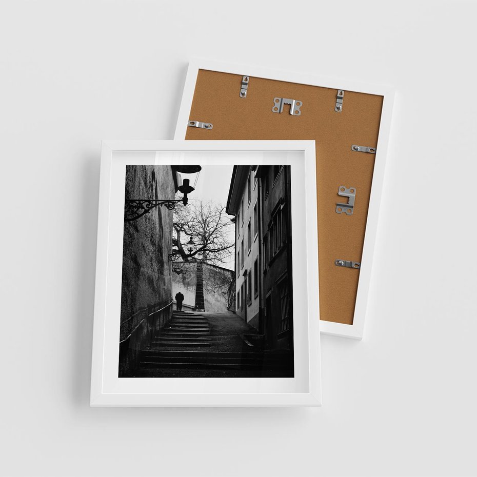 Plakat w ramie 40x50 - Ukryta Uliczka - czarno białe zdjęcie, schody - rama biała