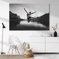 Obraz na płótnie 70x50 - Beztroska Chwila - czarno biała fotografia, mężczyzna wesoło wskakuje do keziora w górach