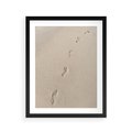 Plakat w ramie 40x50 - Ślady na Złocistym Piasku - piasek, ślady stóp na piasku - rama czarna