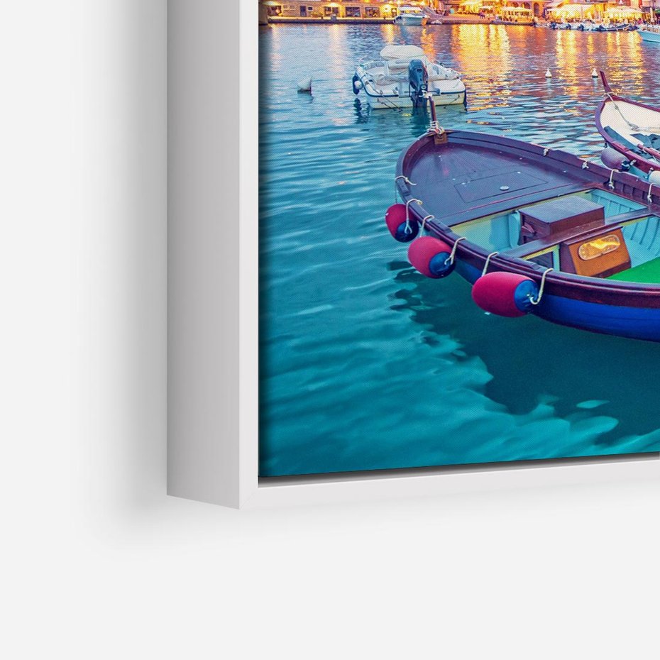 Obraz w ramie 80x80 - Tańczące kolory zachodu - nadmorskie kolorowe miast, kolorowe budynki na brzegu - rama biała