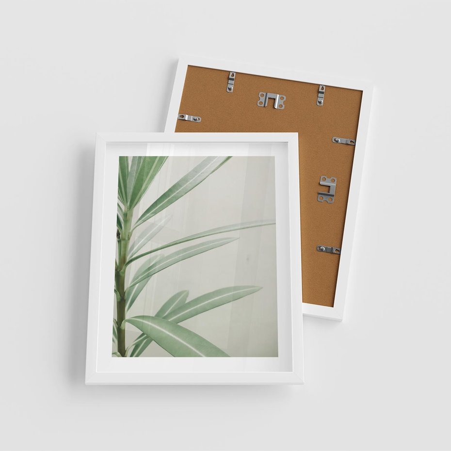 Plakat w ramie 40x50 - Minimalistyczna Tropikalna Harmonia - tropikalna roślina, zielone liście - rama biała