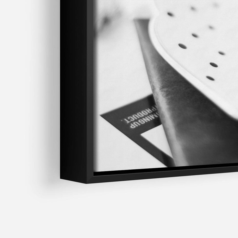 Obraz w ramie 100x70 - Makaroniki w Szarości - czarno biała fotografia, plakat - rama czarna