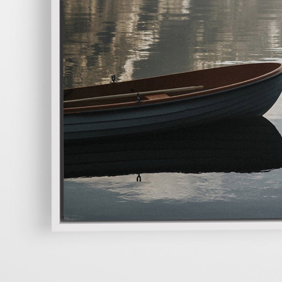 Obraz w ramie 70x100 - Refleksje Natury - morze, łódka - rama biała