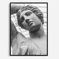 Obraz w ramie 50x70 - Zaklęta w Kamieniu - antyczna rzeźba kobiety na fotografii, czarno biała - rama czarna