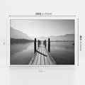 Obraz w ramie 120x80 - Spokojna Przystań - czarno biała fotografia, drewniany pomost na jeziorze - rama biała