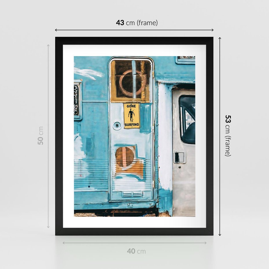 Plakat w ramie 40x50 - Nostalgiczna Podróż - stara przyczepa kempingowa, niebieskie kolory - rama czarna