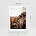 Plakat w ramie 30x40 - Jesienna Harmonia - suche paprocie, jesienny krajobraz - rama biała