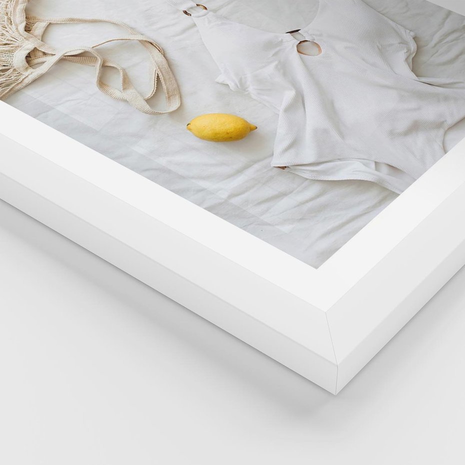 Plakat w ramie 40x50 - Moda na Wakacje: Cytrynowy Urok - kompozycja letnia, fashion - rama biała