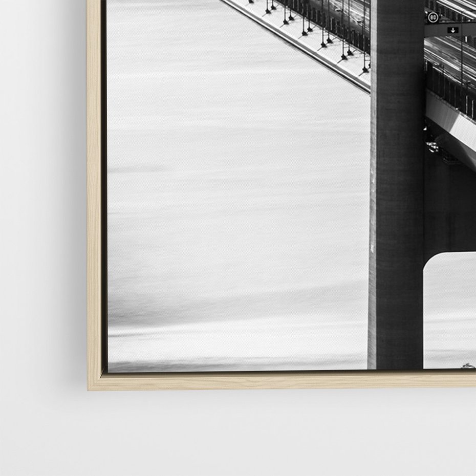 Obraz w ramie 70x100 - Ikona Miasta - most Nowy Jork, czarno biała fotografia - rama drewno