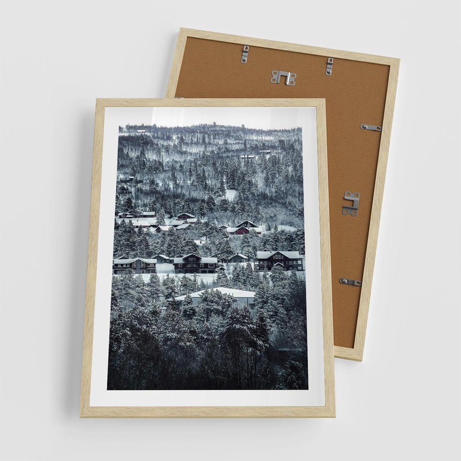 Plakat w ramie 50x70 - Domki w Chmurach - górski zimowy krajobraz, dommki na wzgórzach - rama drewno