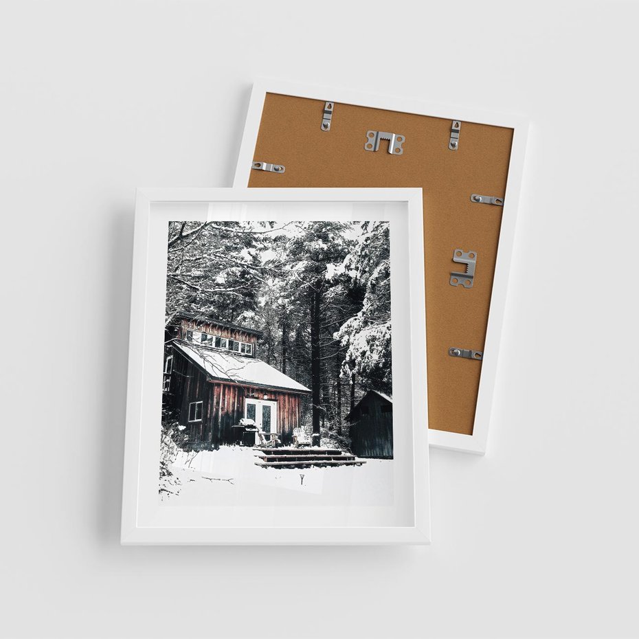 Plakat w ramie 40x50 - Zimowy Urok Drewnianego Domku - zima, drewniany domek - rama biała