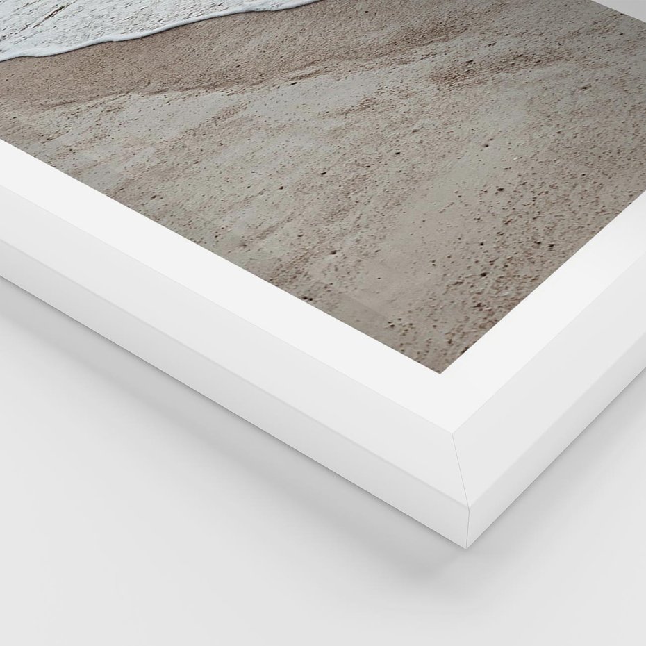 Plakat w ramie 30x40 - Brzeg Morza: Malownicza Plaża i Fale - morze, plaża - rama biała