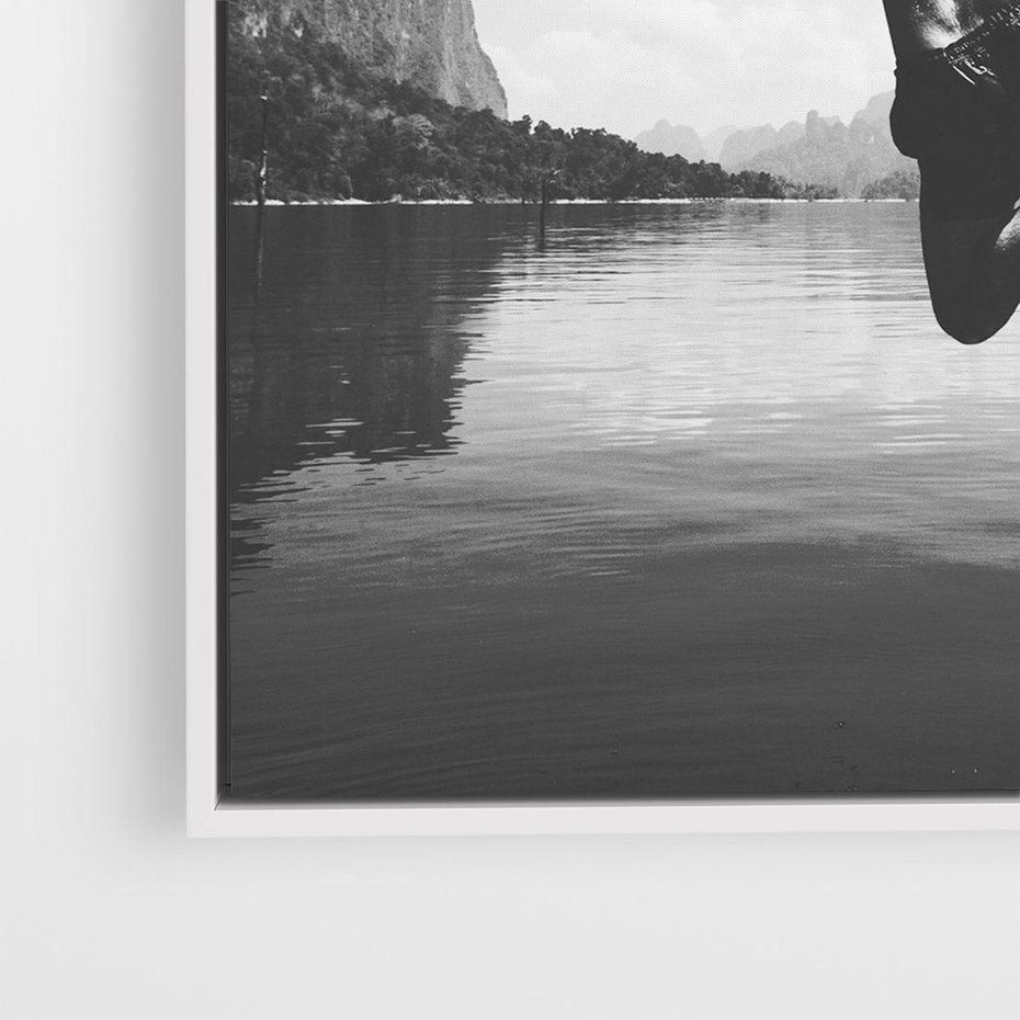 Obraz w ramie 80x80 - Beztroska Chwila - czarno biała fotografia, mężczyzna wesoło wskakuje do keziora w górach - rama biała