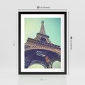 Plakat w ramie 30x40 - Wieża Eiffla w czarno-białej odsłonie - Eiffla, Paryż - rama czarna