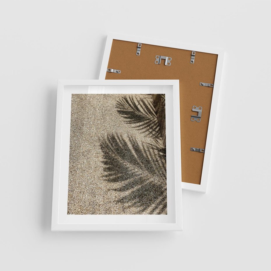 Plakat w ramie 40x50 - Plażowa Idylla - palma, cień na piasku - rama biała