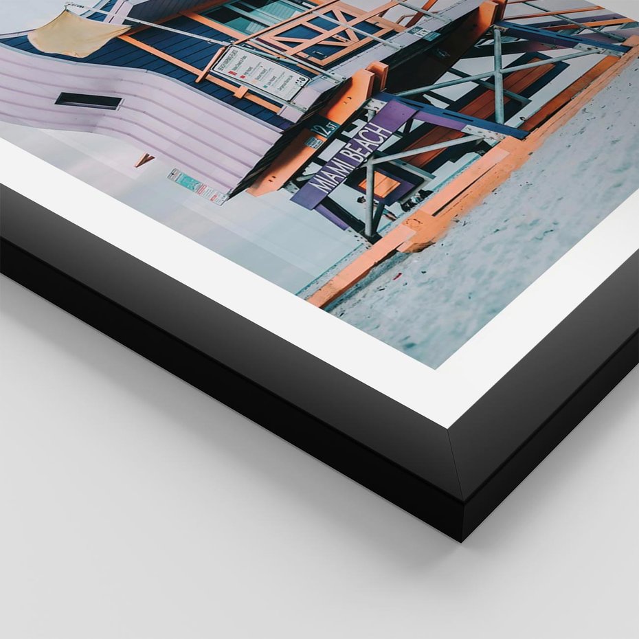Plakat w ramie 40x50 - Plażowa Kolorystyka: Budka Ratownika w Pastelach - pastelowa budka ratownika, plaża Miami - rama czarna