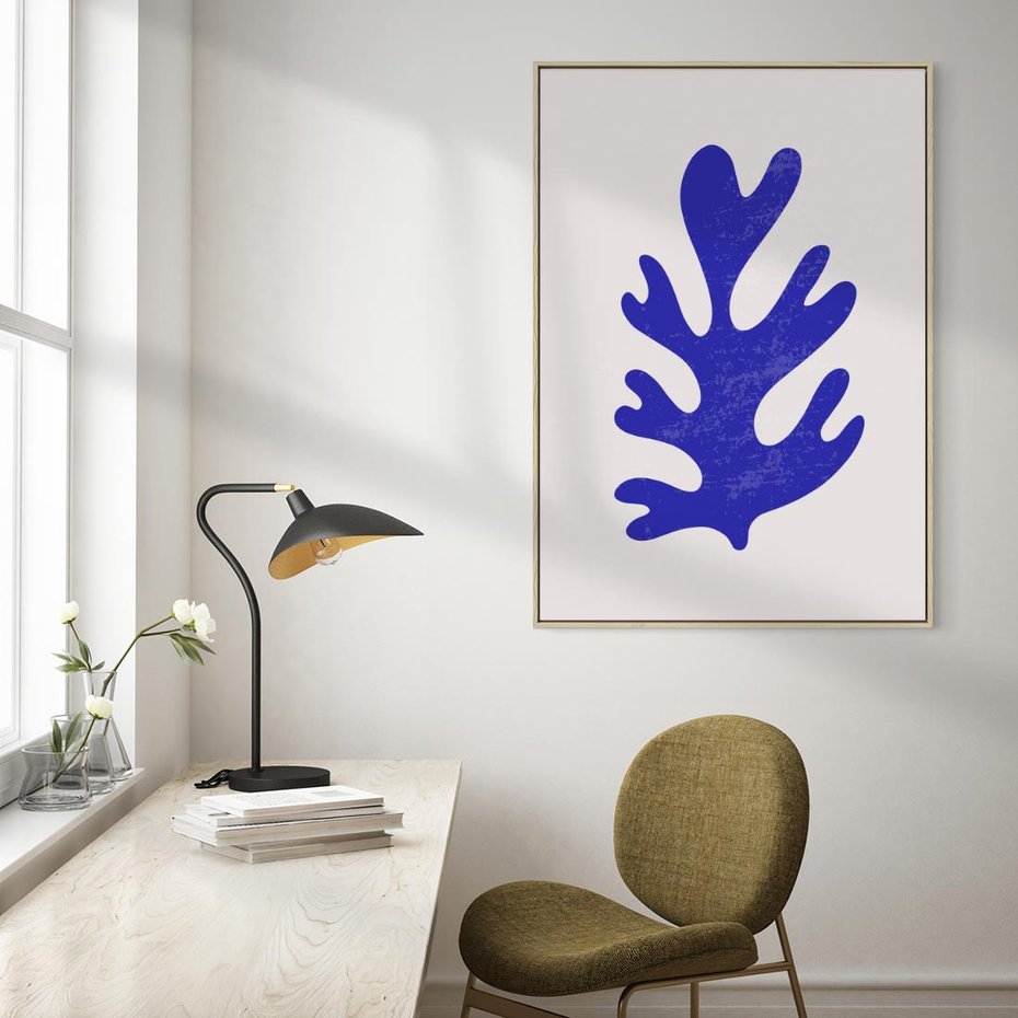 Obraz w ramie 80x120 - Przenikająca Struktura - boho plakat, niebieski liść w intensywnym kolorze - rama drewno