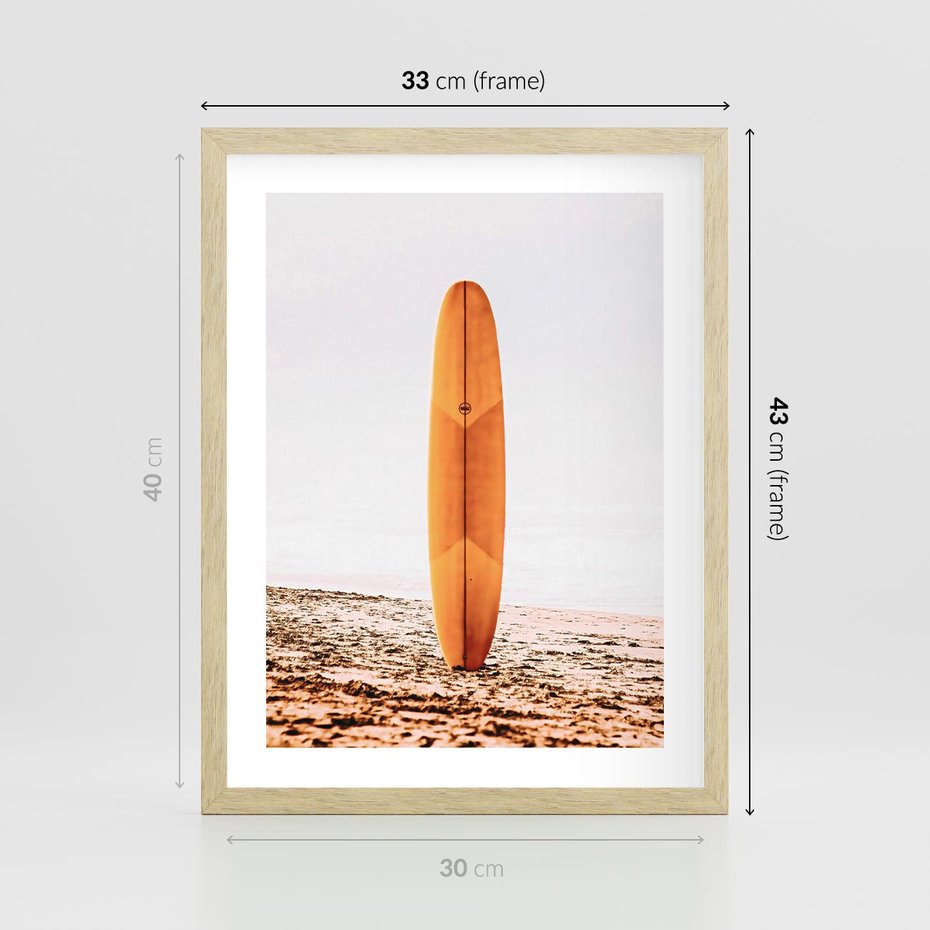 Plakat w ramie 30x40 - Deska w Piasku: Gotowa na Fale - plaża, pomarańczowa deska surfingowa wbita w piasek - rama drewno