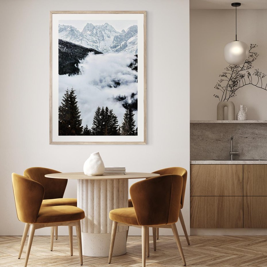 Plakat w ramie 50x70 - Zimowa Magia Gór: Śnieżne Szczyty - grajobraz górski, zima - rama drewno