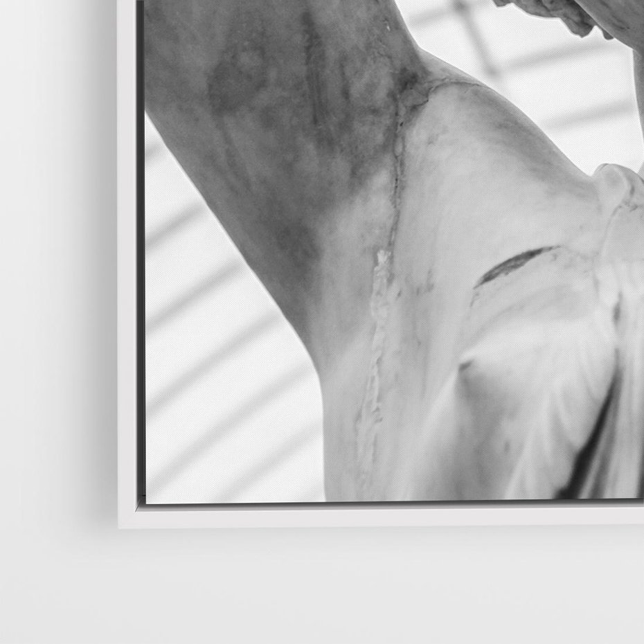 Obraz w ramie 50x50 - Zaklęta w Kamieniu - antyczna rzeźba kobiety na fotografii, czarno biała - rama biała