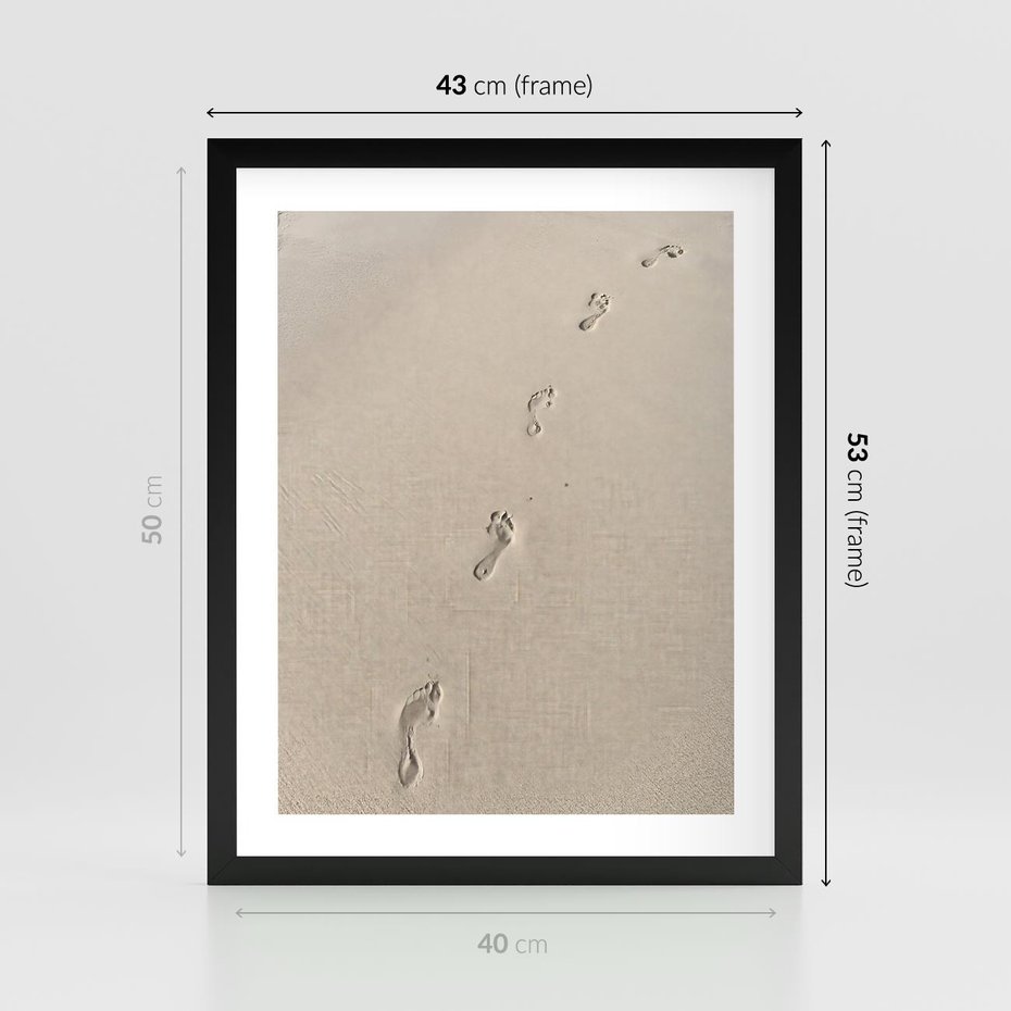 Plakat w ramie 40x50 - Ślady na Złocistym Piasku - piasek, ślady stóp na piasku - rama czarna