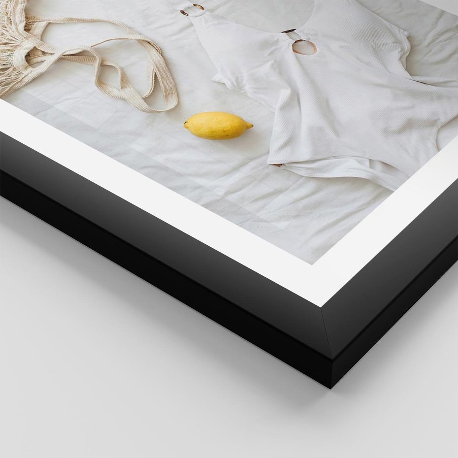 Plakat w ramie 50x70 - Moda na Wakacje: Cytrynowy Urok - kompozycja letnia, fashion - rama czarna