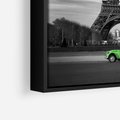 Obraz w ramie 70x100 - Paryskie Romantyczne Spotkanie - Eiffla, samochód - rama czarna