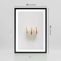 Plakat w ramie 50x70 - Delikatność w Bieli - białe ciateczka. makaroniki, minimalistyczne zdjęcie - rama czarna